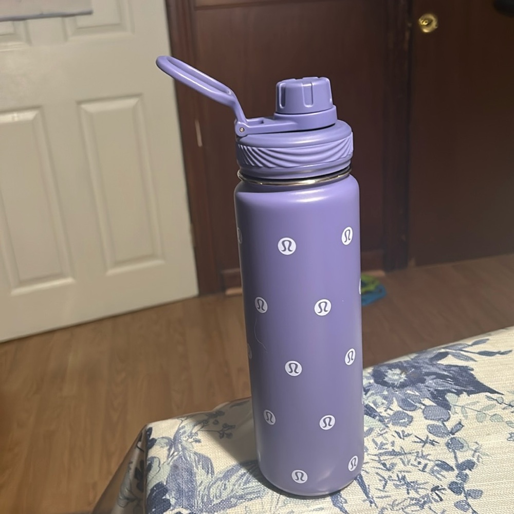 Lulu lemon purple water battle new with out tags no call out